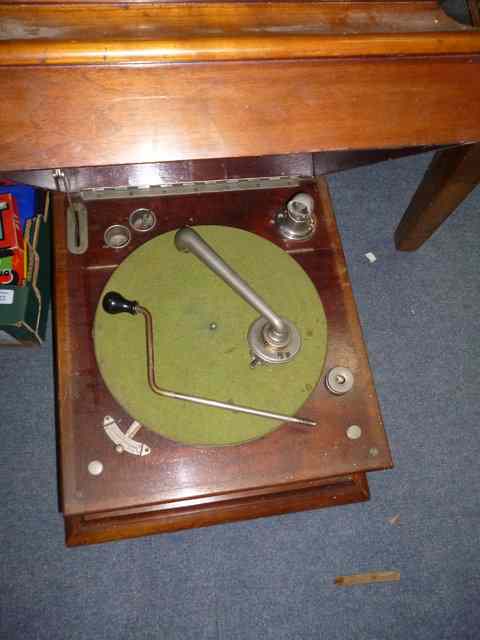 Appraisal: A MAHOGANY CASED COLUMBIA GRAFONOLA wind up gramophone wide