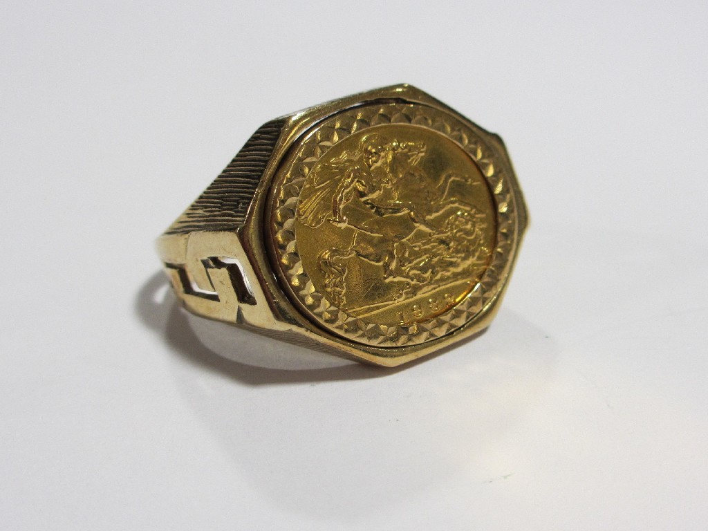 Appraisal: Nine carat gold mounted half sovereign ring Approximately gms