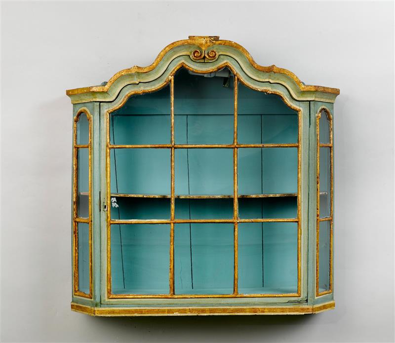 Appraisal: KLEINE GEFASSTE H NGEVITRINE Barock wohl Venedig Holz blau gefasst