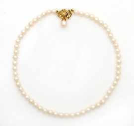 Appraisal: A to mm cultured pearl necklace on a ct gold