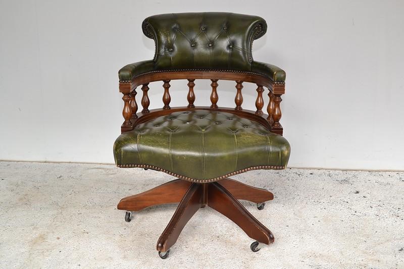 Appraisal: A CAPTAIN'S CHAIR IN GREEN LEATHER A CAPTAIN'S CHAIR IN