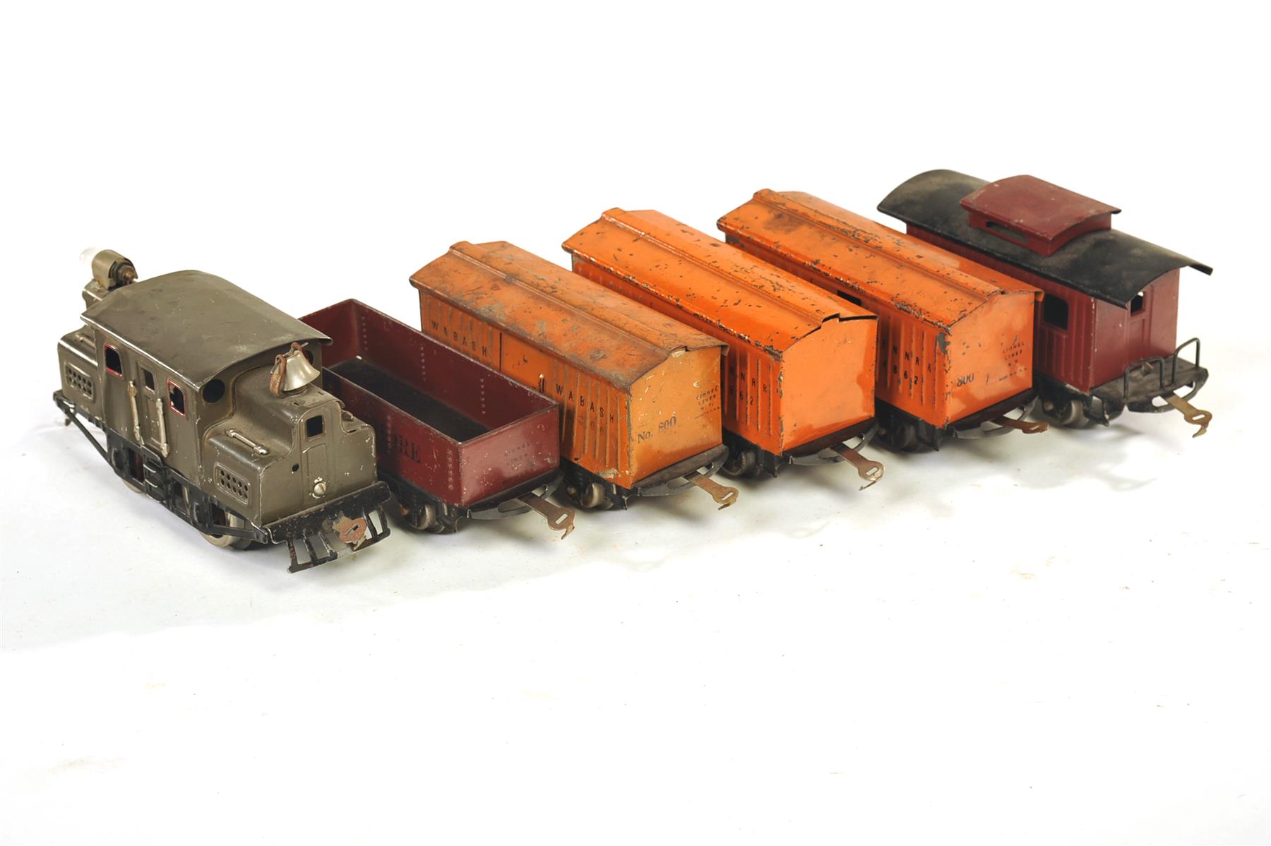 Appraisal: LIONEL O GAUGE SIX-PIECE FREIGHT CONSIST INCLUDING ELECTRIC GONDOLA THREE