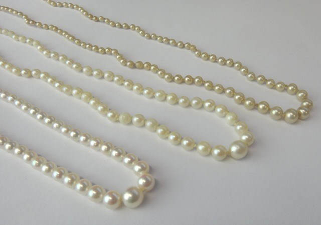 Appraisal: A single row necklace of graduated cultured pearls on a