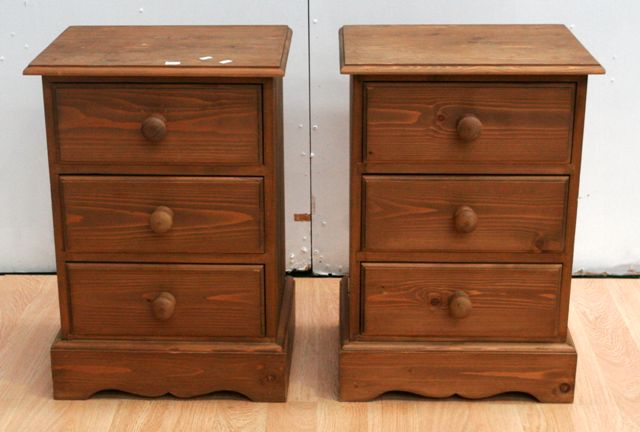 Appraisal: A pair of stained pine bedside chests