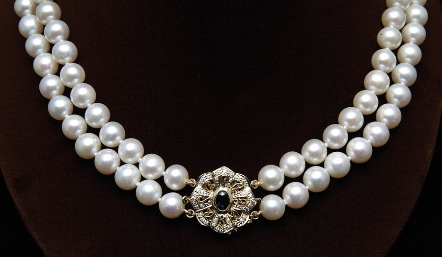 Appraisal: DOUBLE STRAND PEARL NECKLACE Very pretty necklace has two strands