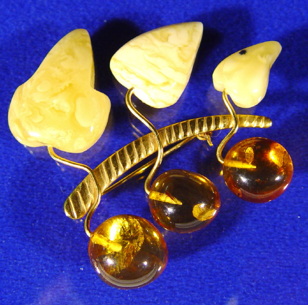 Appraisal: Russian gold and amber naturalistic brooch