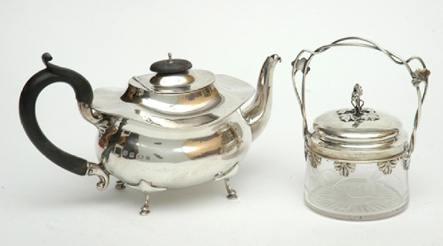 Appraisal: AN EDWARDIAN STERLING SILVER TEAPOT Maker's mark W B Ld