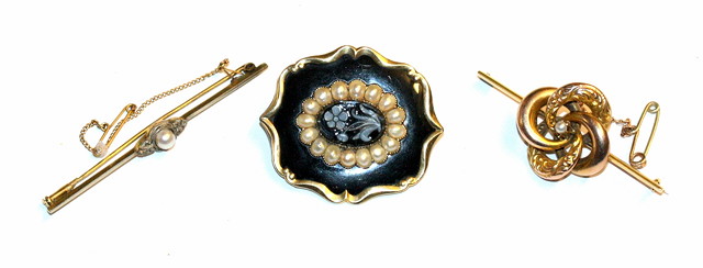 Appraisal: A PEARL SET BAR BROOCH with a single claw set