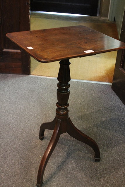 Appraisal: A VICTORIAN MAHOGANY OCCASIONAL TABLE with turned central support above