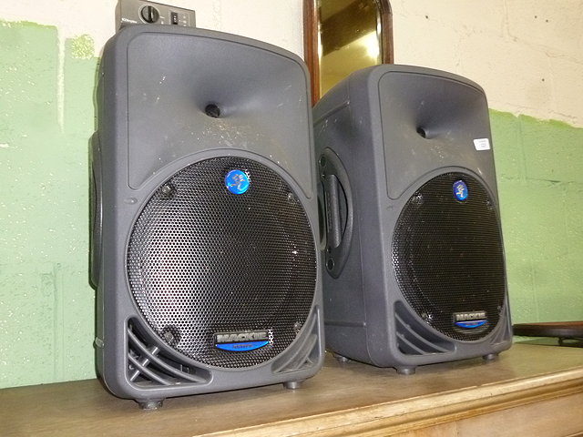 Appraisal: A PAIR OF MACKIE ACTIVE SRM SPEAKERS on tripod stands