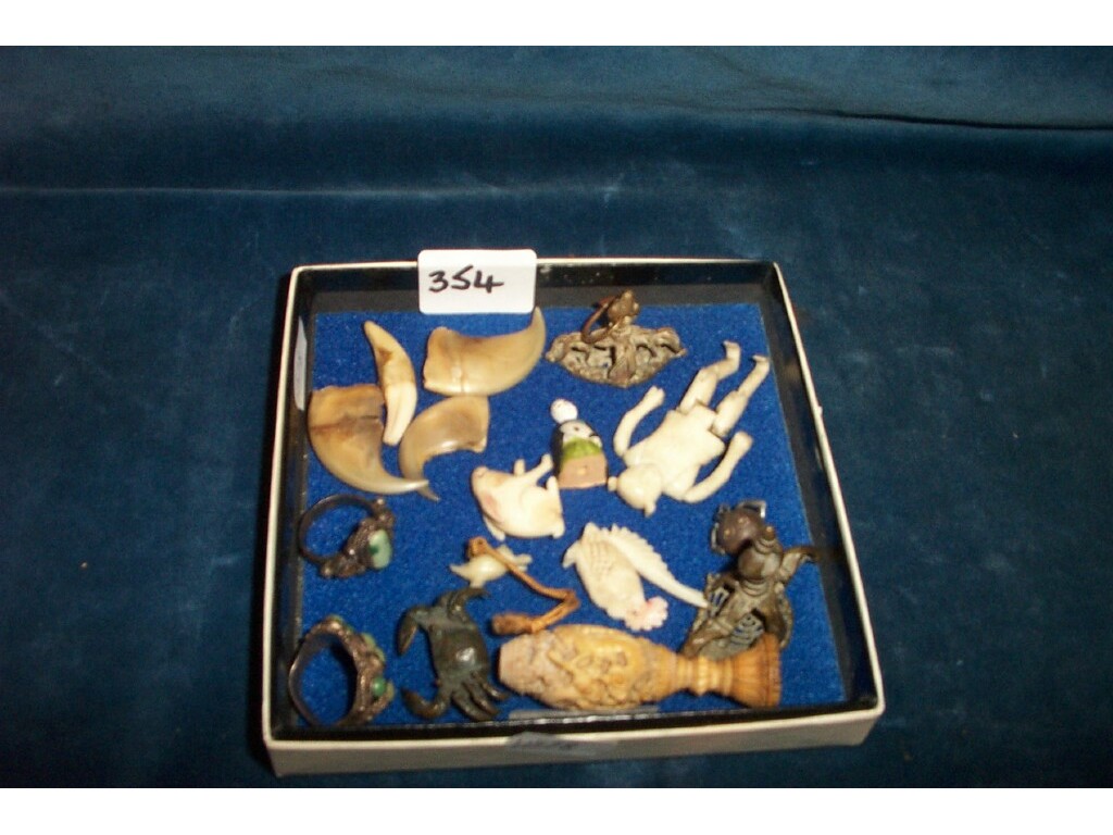 Appraisal: A small quantity of miscellaneous including several lions teeth cast