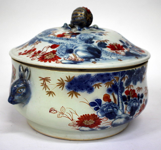 Appraisal: A CHINESE IMARI DECORATED TUREEN AND COVER with pomegranate knop