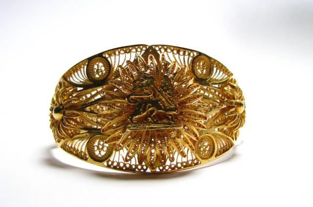 Appraisal: K yellow gold hinged cuff filigree design with raised Lion