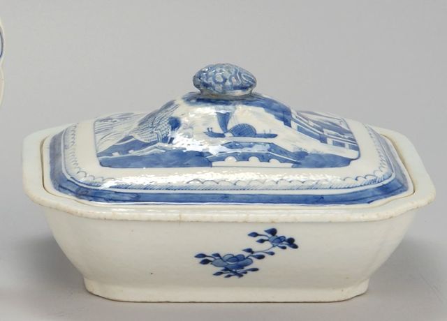 Appraisal: CHINESE EXPORT CANTON PORCELAIN COVERED VEGETABLE DISH Mid- th CenturyIn