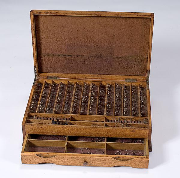 Appraisal: OPTOMETRIST'S KIT IN OAK CASE hinged lid lifts to a