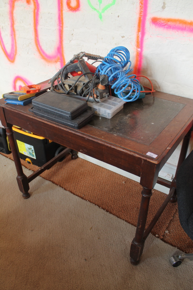 Appraisal: A leather topped oak table