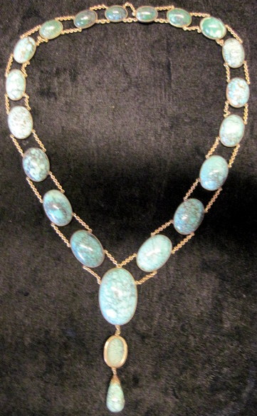 Appraisal: Yellow gold and turquoise pendant necklaceSet with graduated Oval green