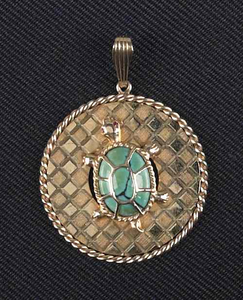 Appraisal: Turtle charm K yellow gold with a turquoise cabochon for