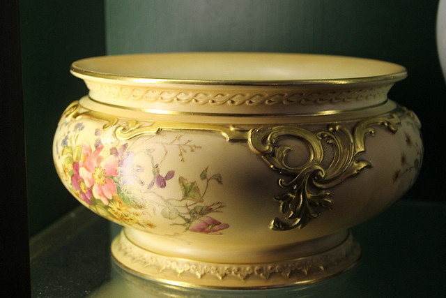 Appraisal: A ROYAL WORCESTER BLUSH IVORY LARGE CIRCULAR BOWL with three