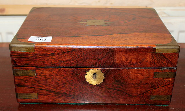 Appraisal: A VICTORIAN ROSEWOOD JEWELLERY CASKET inset brass cartouche to the