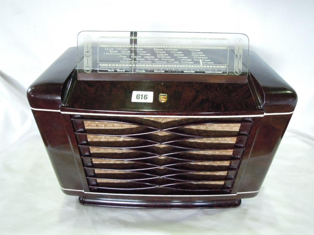 Appraisal: A bakelite cased Philips radio with glass wave length screen