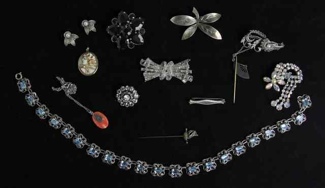 Appraisal: A quantity of costume jewellery including a Danish silver brooch