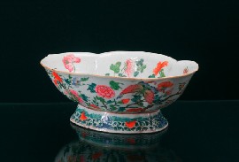 Appraisal: A Chinese famille rose pedestal oval bowl with lobed rim