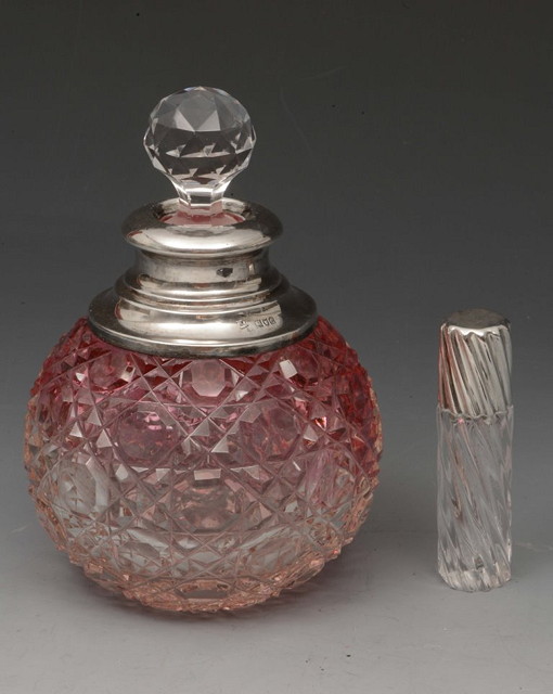 Appraisal: A SILVER AND GLASS SCENT BOTTLE by Sampson Mordan and