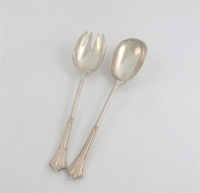 Appraisal: A pair of Victorian Albany pattern salad servers J S