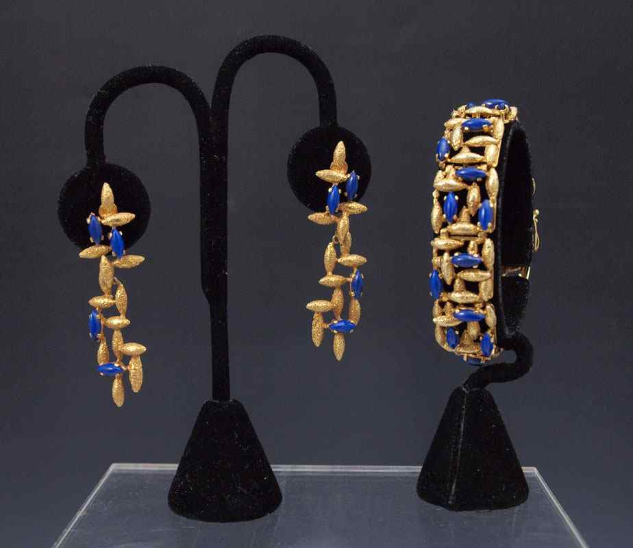 Appraisal: K LAPIS BRACELET EARRING SET K yellow gold articulated link