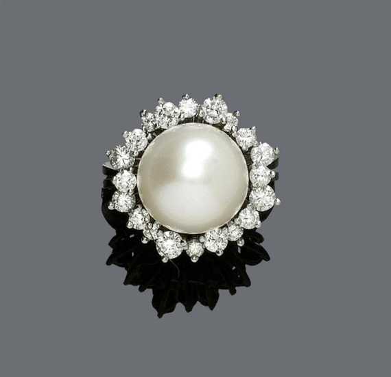 Appraisal: PEARL AND DIAMOND RING White gold Elegant ring the top