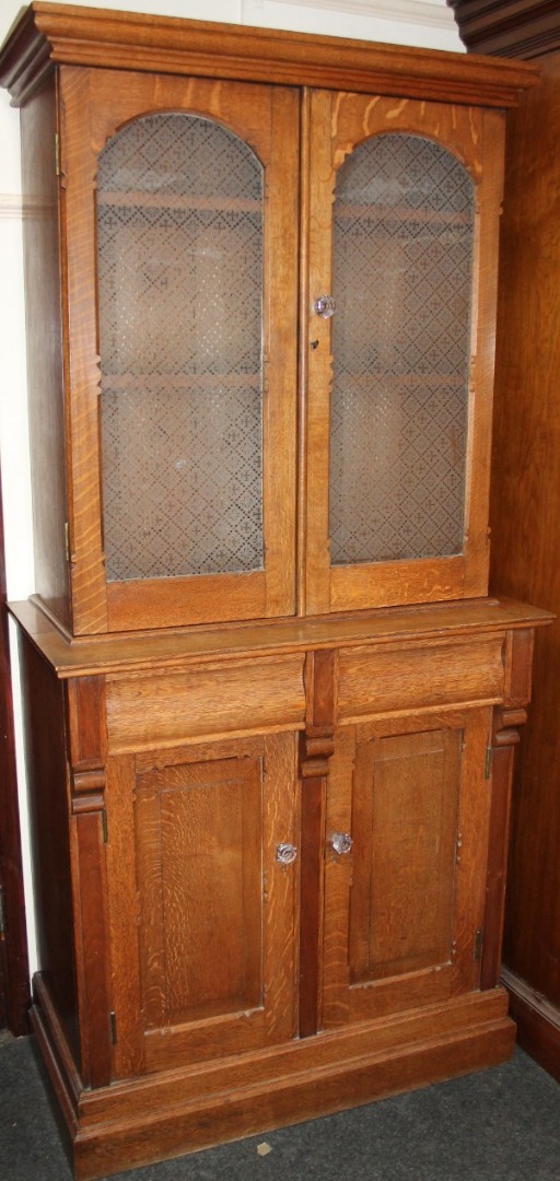 Appraisal: A thC oak bookcase of good proportion the overhanging cornice