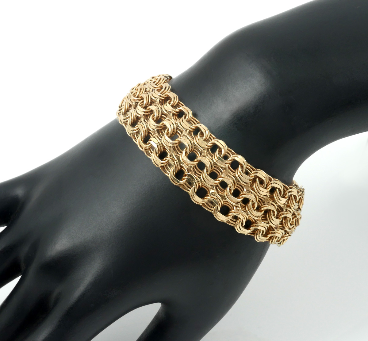 Appraisal: K GRAM FLAT CIRCLE LINK CUFF BRACELET K yellow gold