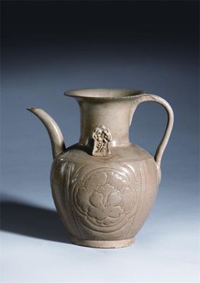 Appraisal: A Chinese yueyao celadon-glazed incised peony ewer with moulded lugs