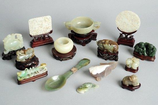 Appraisal: A group of thirteen jade carvings including table screens a