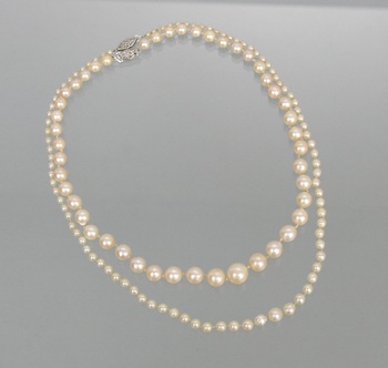 Appraisal: A Pair of Vintage Graduated Pearl Necklaces Sold