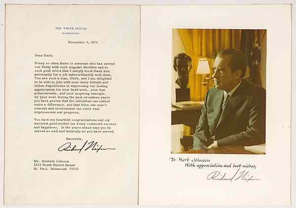 Appraisal: Autographs and Manuscripts Richard Nixon Signed Photograph Nixon Richard Milhous