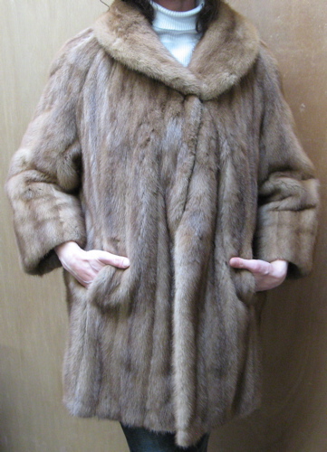 Appraisal: A LADY'S MINK FUR JACKET with length sleeves lined with