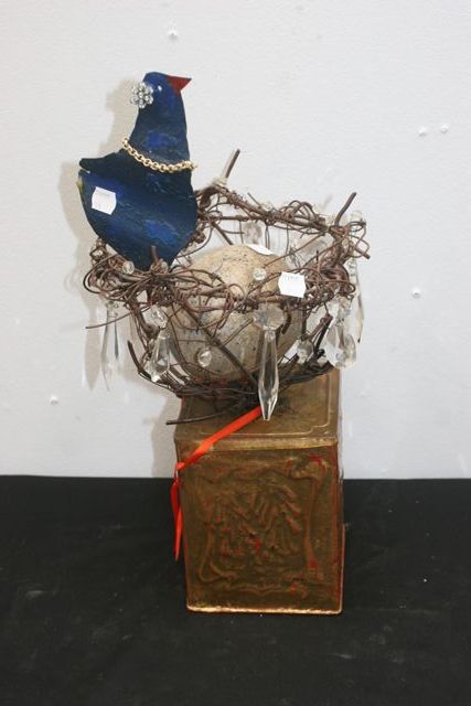 Appraisal: A sculpture by Annie Herron 'Bowerbird' stone egg in an