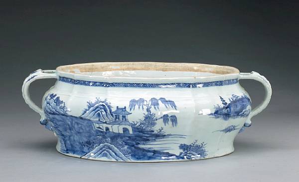 Appraisal: A large Chinese blue and white export porcelain tureen late