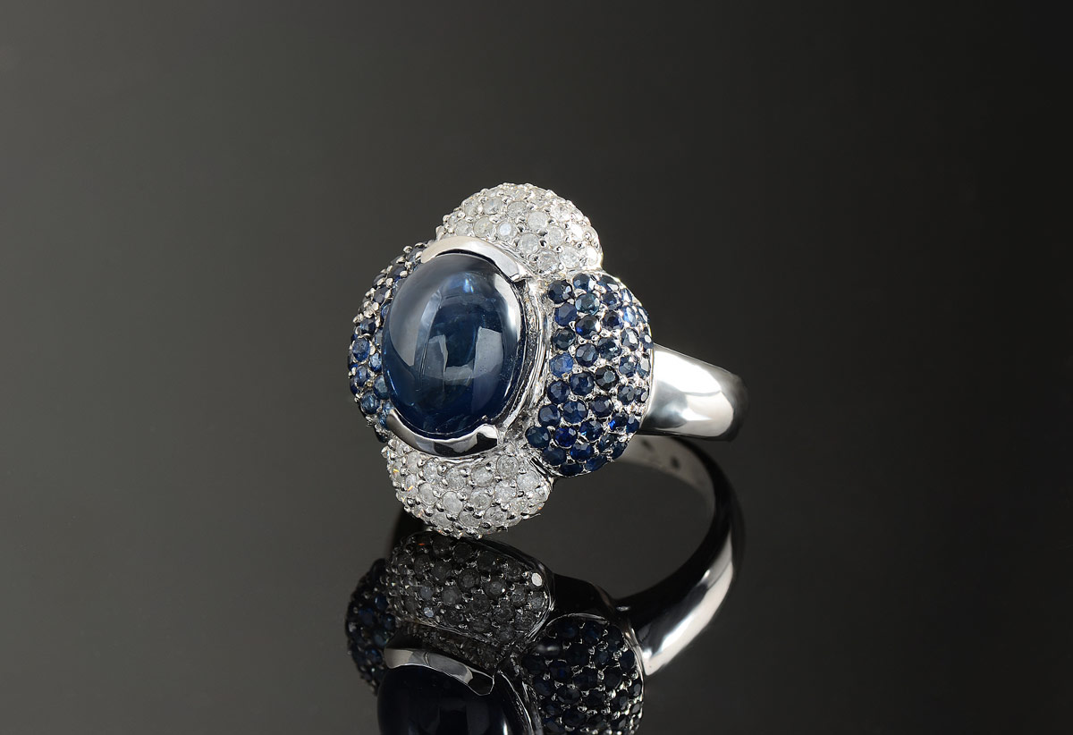 Appraisal: SAPPHIRE DIAMOND RING K white gold ring contains one oval