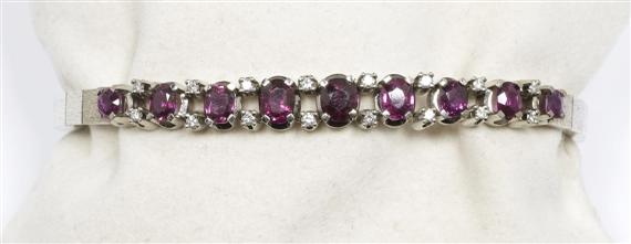 Appraisal: A RUBY AND DIAMOND BRACELET White gold Elegant bracelet the