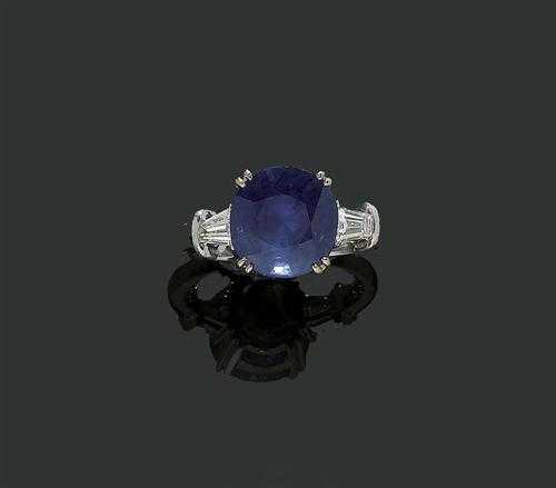 Appraisal: SAPPHIRE AND DIAMOND RING White gold Classic-elegant model the top