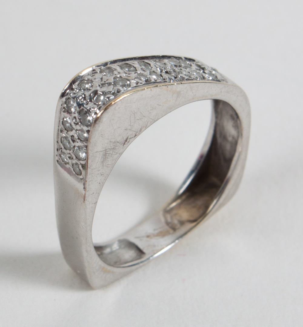 Appraisal: Lady's white gold and diamond ring circa 's modern design