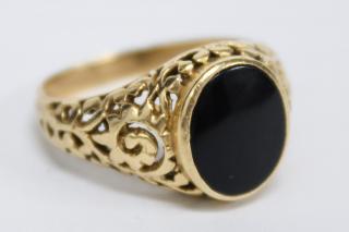 Appraisal: Men's K Gold Onyx Ring Black onyx in pierced shank