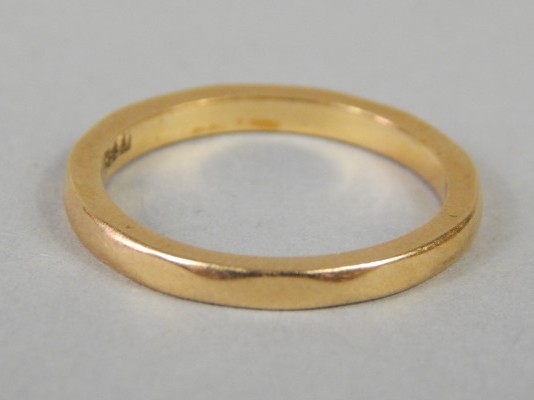 Appraisal: A wedding band yellow metal stamped ct g