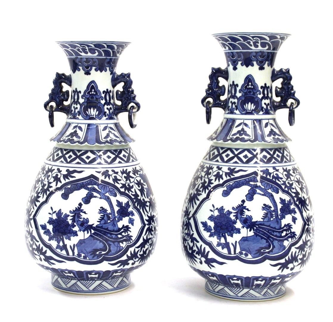 Appraisal: A pair of modern Chinese blue and white pear shaped