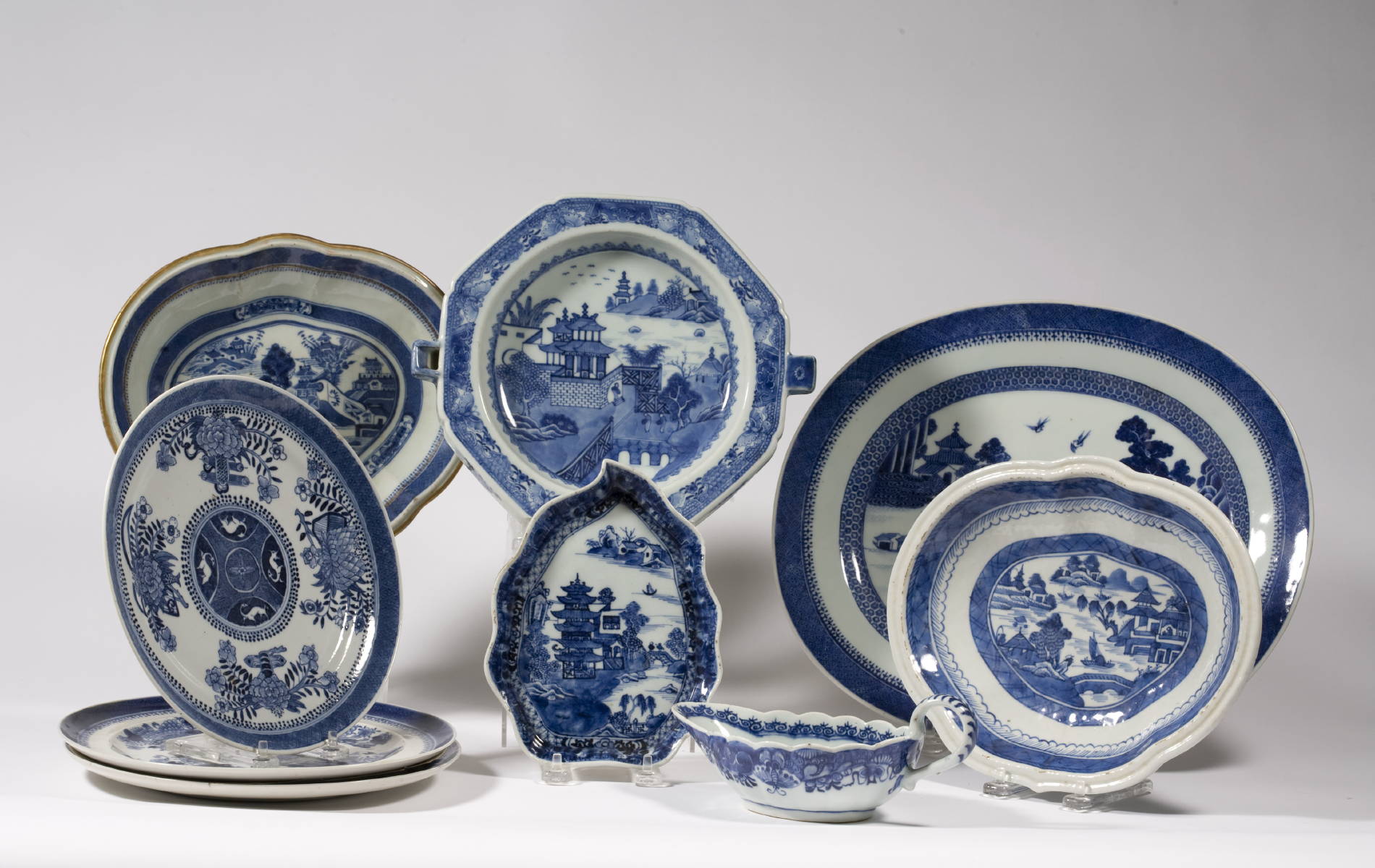 Appraisal: GROUP OF CHINESE EXPORT BLUE AND WHITE PORCELAIN TABLE OBJECTS