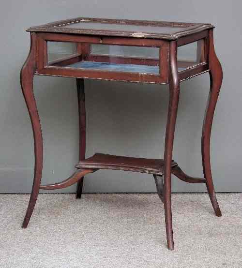 Appraisal: An Edwardian mahogany display table of shaped outline the lifting