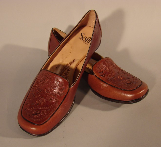 Appraisal: Sofft brown leather leaf pattern loafers in size M Brown